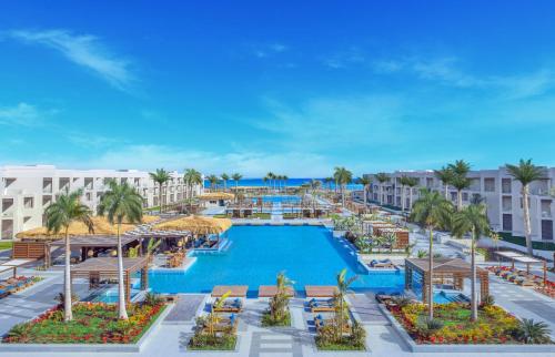 ハルガダにあるSteigenberger Resort Ras Somaのプールのあるリゾートの航空写真