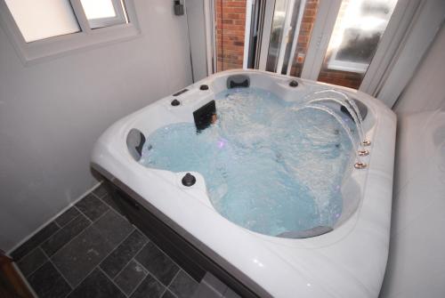 Imagine din galeria proprietății Family Holiday Home with Hot Tub & Sauna Sleeps 8 în Brighton & Hove