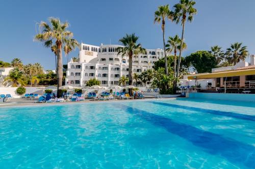 uitzicht op het hotel vanaf het zwembad bij Monica Isabel Beach Club in Albufeira