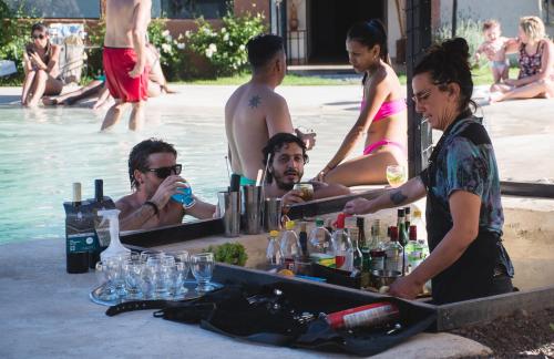 un grupo de personas sentadas alrededor de una mesa con bebidas en Hotel Samka en Salta