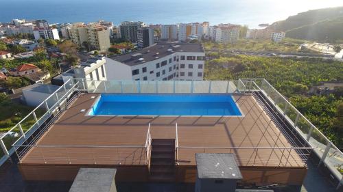 una piscina en la azotea de un edificio en Madeira Mar - Seaview, en Funchal