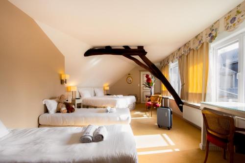 Postel nebo postele na pokoji v ubytování Mercure Moulins Centre Hôtel de Paris