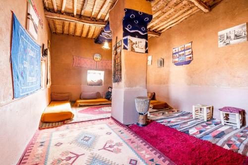 En tv och/eller ett underhållningssystem på Berber Camp & Desert Tours