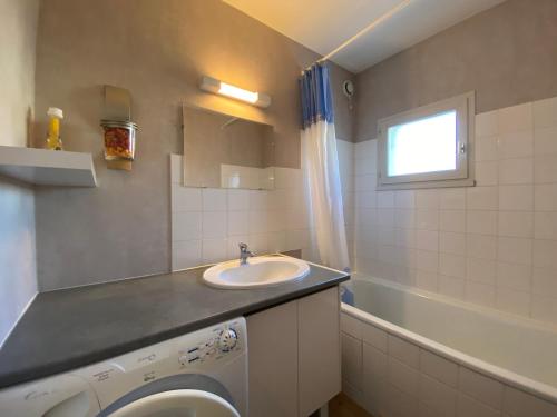 Ένα μπάνιο στο REF 086 Appartement T2 avec terrasse résidence avec piscine