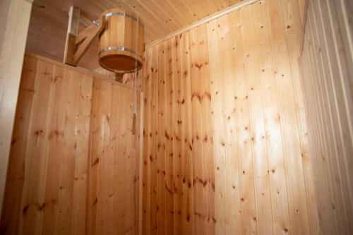 古多里Hotel Donata的一间设有木墙的房间,上面有灯