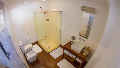 an overhead view of a bathroom with a shower and a sink at Casa Simone Pousada in Paraty