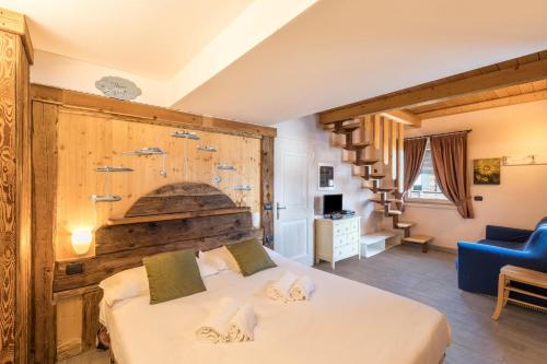 um quarto com uma cama e uma parede de madeira em Ice Chalet 3 Elements em Livigno
