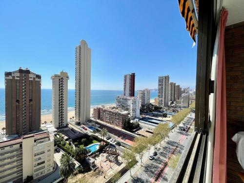 una vista desde la ventana de un hotel de una ciudad y el océano en Mediterraneo 43 - Aloturin Benidorm, en Benidorm