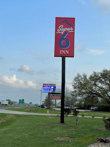 a sign for a speed eight inn in a field at Super 6 Inn in Carencro
