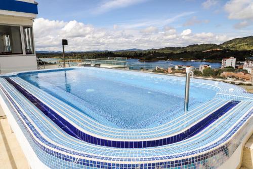 a large swimming pool on top of a building at Hotel Santorini in Guatapé