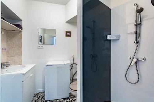 a bathroom with a shower and a toilet at Les Claviers in Vitré