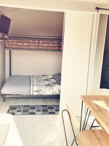 une petite chambre avec un lit dans une pièce dans l'établissement Chalet du bien-être, à Hornaing