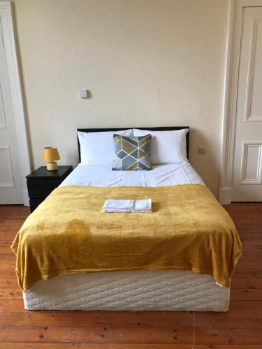Een bed of bedden in een kamer bij Apex Haymarket Station Apartment