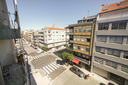 uma vista panorâmica de uma rua da cidade com edifícios em Alugabem Apartment Oporto no Porto