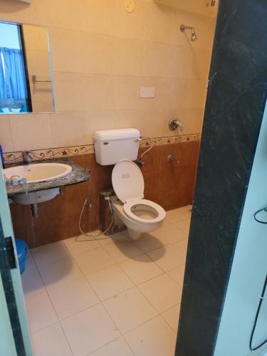 uma casa de banho com um WC e um lavatório em The Royal Luxury Stay em Pune