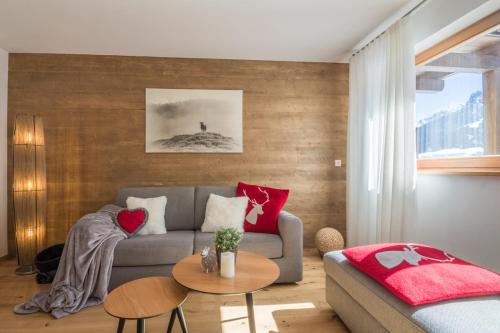 un soggiorno con divano e tavolo di HAUS GREG a Dobbiaco