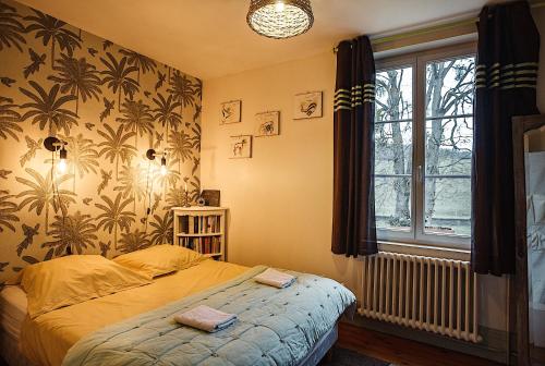 - une chambre avec un lit et une fenêtre dans l'établissement La tourelle, à Vascoeuil