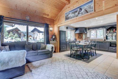 un salon avec un canapé et une table dans l'établissement CHALET L'GORZON, à Morzine