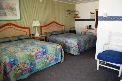 Säng eller sängar i ett rum på Redwood Motel