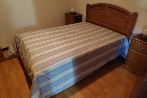 1 dormitorio con 1 cama con colchón a rayas en Casa do Marcolina en Salamonde