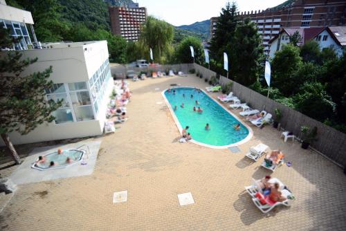 Výhled na bazén z ubytování Bacolux Diana Resort, Herculane nebo okolí