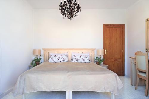 Postel nebo postele na pokoji v ubytování 50m from the beach with a gym, Son Serra de Marina, Mallorca
