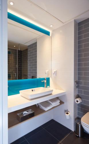 Ванная комната в Holiday Inn Express Amsterdam - City Hall by IHG