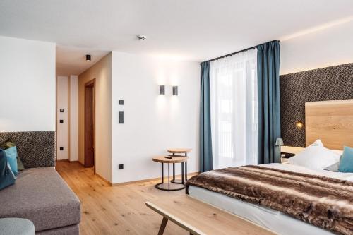 una camera d'albergo con letto e tavolo di Turmchalet a Braies (Prags)