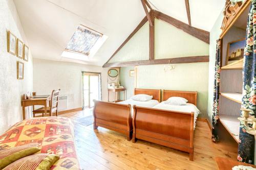 a bedroom with two beds and a table at Gîte spacieux à Mer avec un joli extérieur in Mer