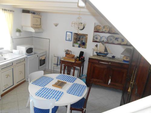 a kitchen with a table and chairs in a room at Maison accueillante à Cléden-Cap-Sizun avec jardin clos in Cléden-Cap-Sizun