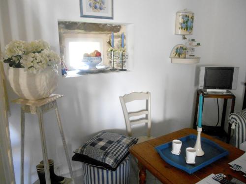 - un salon avec une table et un vase de fleurs dans l'établissement Maison de 2 chambres avec jardin clos et wifi a Cleden Cap Sizun a 4 km de la plage, à Cléden-Cap-Sizun