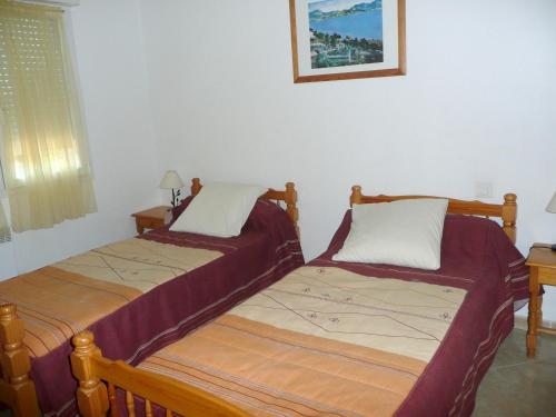 deux lits côte à côte dans une pièce dans l'établissement Maison accueillante Saint-Laurent 85 m² piscine partagée, à Saint-Laurent-de-la-Salanque