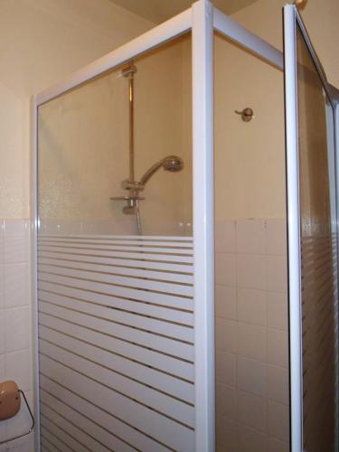 La salle de bains est pourvue d'une douche avec un robinet. dans l'établissement Maison accueillante Saint-Laurent 85 m² piscine partagée, à Saint-Laurent-de-la-Salanque