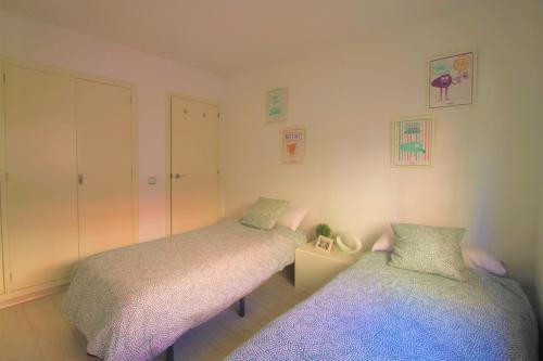 Un ou plusieurs lits dans un hébergement de l'établissement Apartamento CasaTuris con vistas a la playa del Postiguet A103