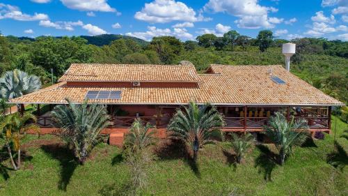 an aerial view of a house with a roof at Sítio Pandora - Interior de Minas por Carpediem in Pedro Leopoldo