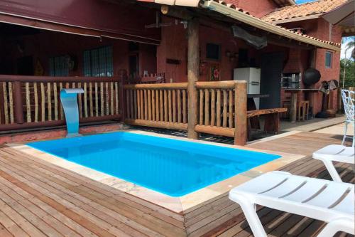- une piscine sur la terrasse d'une maison dans l'établissement Sítio Pandora no interior de Minas, Pedro Leopoldo por Carpediem, à Pedro Leopoldo
