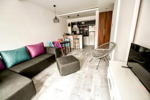 un soggiorno con divano e tavolo di Chill Out Apartment a Novi Sad