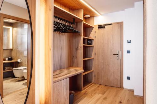 Habitación con armario y estante para vinos. en Turmchalet, en Braies