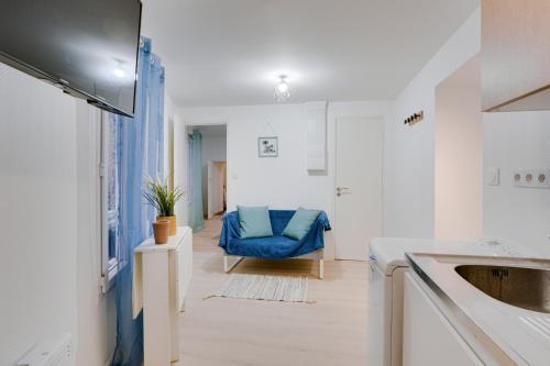 une cuisine avec une chaise bleue dans une pièce dans l'établissement La Bridole, à Vitré