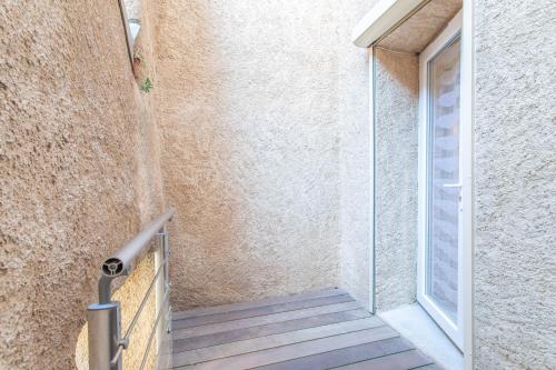 a staircase leading up to a building with a window at Rez-de-chaussée centre ville d'Embrun 3 étoiles in Embrun