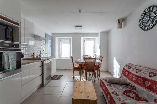 un salon avec un canapé et une table dans l'établissement Rez-de-chaussée centre ville d'Embrun 3 étoiles Climatisé, à Embrun