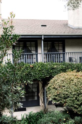 a house with green plants on the side of it at Merritt House Hotel in Monterey