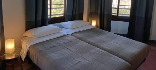 アロラにあるEl Cielo Azulの大きなベッド1台(窓2つ付)が備わるベッドルームです。