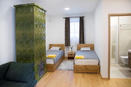 1 dormitorio con 2 camas y espejo en GLASHÜTTE Kisújbánya Vadászház en Hosszúhétény