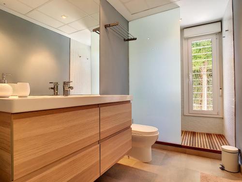 une salle de bain avec un lavabo et des toilettes dans l'établissement Las Villas de Mar de Cristal- 3309, à Mar de Cristal