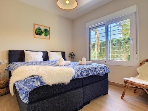 une chambre avec un lit et une fenêtre dans l'établissement Las Villas de Mar de Cristal- 3309, à Mar de Cristal