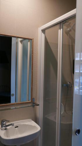 A bathroom at Hostal Don Pedro