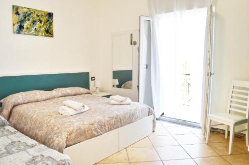 Bed & Breakfast Domus Pepe Scalea tesisinde bir odada yatak veya yataklar