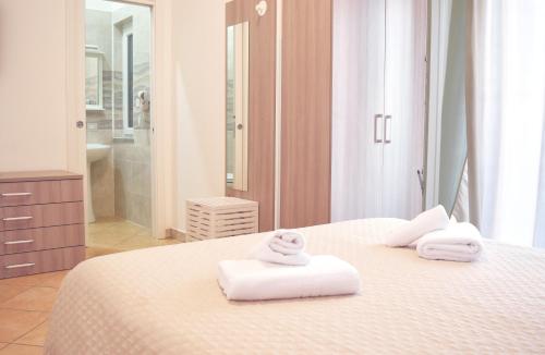 Een bed of bedden in een kamer bij Bed & Breakfast Domus Pepe Scalea