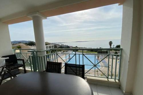 C021 Lumineux appartement avec Terrasse et Piscine